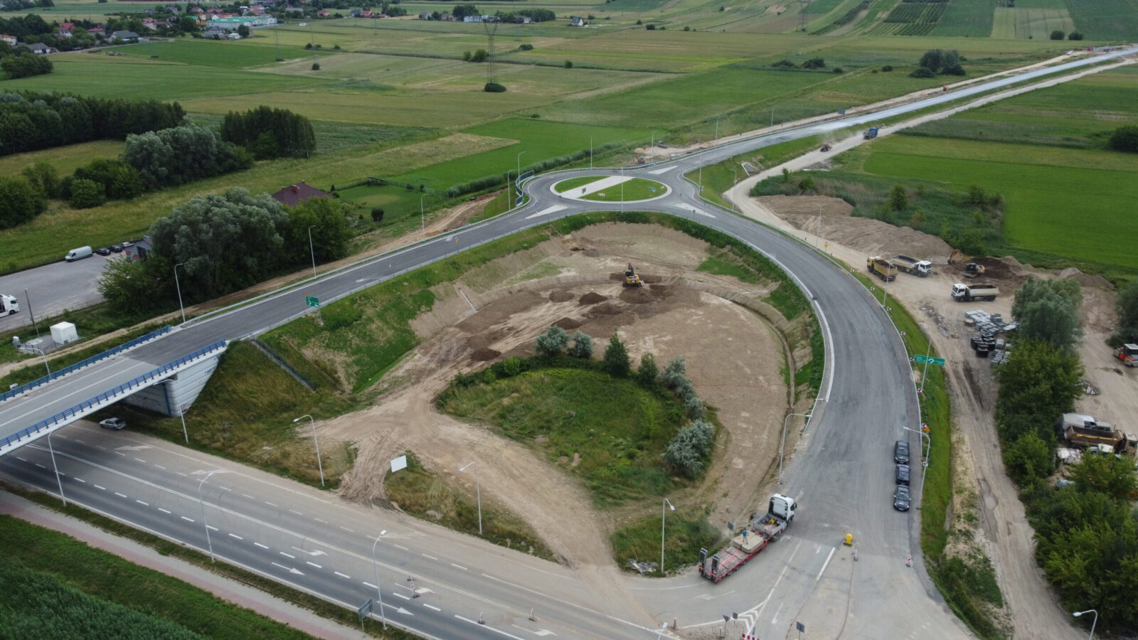 Od jutra (wtorek, 26 lipca) ponownie możliwy będzie wjazd na wiadukt nad drogą wojewódzką nr 755 w Ostrowcu Świętokrzyskim. Zakończyły się bowiem prace przy przebudowanej łącznicy istniejącego węzła Brezelia. Nadal zamknięty będzie zjazd z ronda na pozostającą w budowie obwodnicę miasta w ciągu drogi krajowej nr 9. 
