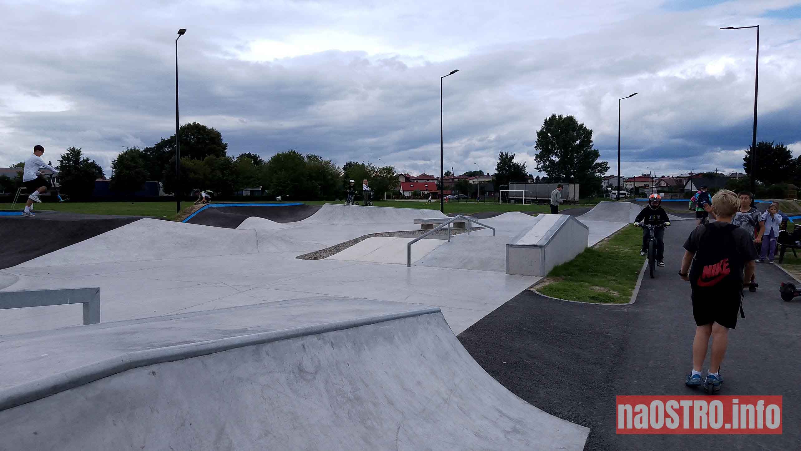 Ostrowiecki pumptrack przeżywa oblężenie! Aby zabawa była bezpieczna zabierz kask i ochraniacze!