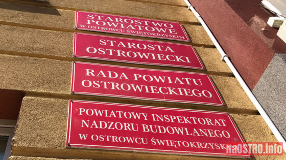 Tabliczki informacyjne na budynku Starostwa Powiatowego w Ostrowcu Świętokrzyskim fot. Marzena Gołębiowska/naOSTRO.info