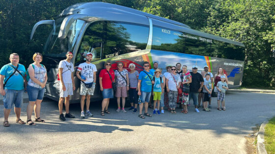 Turyści korzystający z bezpłatnej turystycznej linii autobusowej Źródło: Urząd Marszałkowski Województwa Świętokrzyskiego