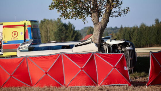 Świętokrzyskie: dwie osoby nie żyją, a 17 jest rannych w wypadku busa