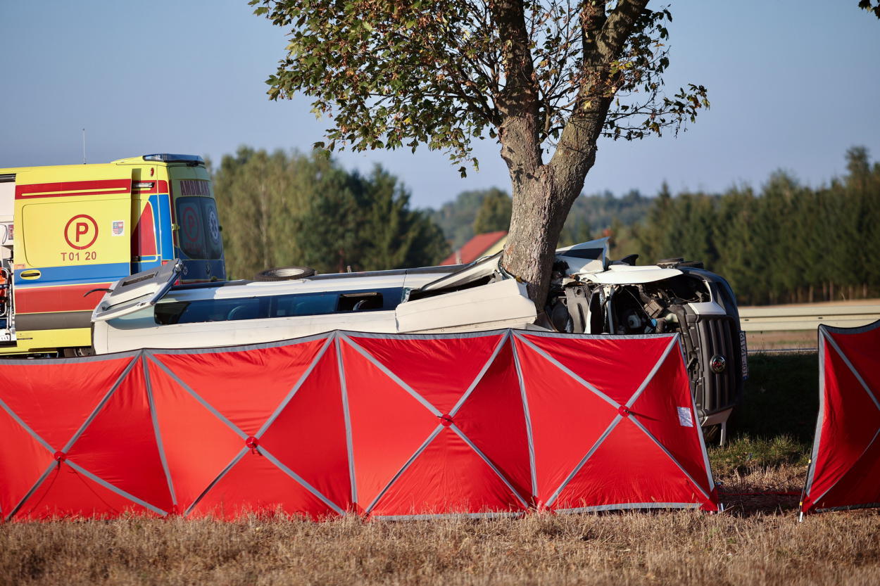 Świętokrzyskie: dwie osoby nie żyją, a 17 jest rannych w wypadku busa