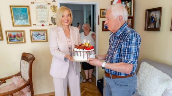 Porucznik ‘Mały’ kończy 89 lat. Marszałek Renata Janik u bohatera Powstania Warszawskiego