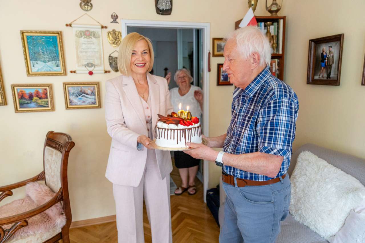 Porucznik ‘Mały’ kończy 89 lat. Marszałek Renata Janik u bohatera Powstania Warszawskiego