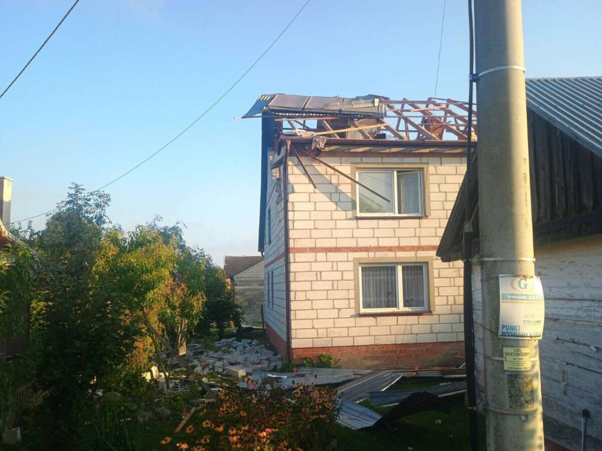 Dron uszkodził dach budynku mieszkalnego w Wyrykach