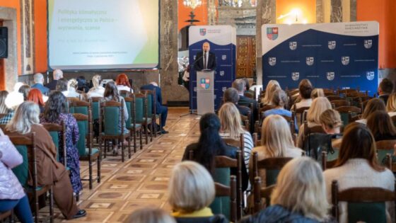Rozmawiano o jakości powietrza na terenie województwa świętokrzyskiego W Wojewódzkim Domu Kultury w Kielcach rozmawiano dziś na temat polityki klimatyczno-energetycznej, jakości powietrza na terenie województwa świętokrzyskiego, a także wyzwań, jakie stawia Nowa Dyrektywa w sprawie jakości powietrza i czystszego powietrza dla Europy. Konferencję, zorganizowaną przez Urząd Marszałkowski Województwa Świętokrzyskiego, otworzył wicemarszałek Grzegorz Socha. W spotkaniu wzięło udział blisko 120 przedstawicieli świętokrzyskich gmin oraz powiatów. Podczas obrad poruszono zagadnienia związane z polityką klimatyczno-energetyczną oraz wyzwaniami stojącymi przed samorządami w kontekście Nowej Dyrektywy w sprawie jakości powietrza. Rozmawiano również na temat wyników najnowszej oceny jakości powietrza w województwie świętokrzyskim. W spotkaniu uczestniczyło prawie 120 przedstawicieli gmin oraz powiatów z regionu. Wśród prelegentów znaleźli się eksperci i praktycy, w tym prof. dr hab. inż. Krzysztof Pikoń z Politechniki Śląskiej, ekspert prawa ochrony środowiska dr Jędrzej Bujny, Piotr Łyczko z Ministerstwa Klimatu i Środowiska oraz Joanna Jędras, reprezentująca Główny Inspektorat Ochrony Środowiska.