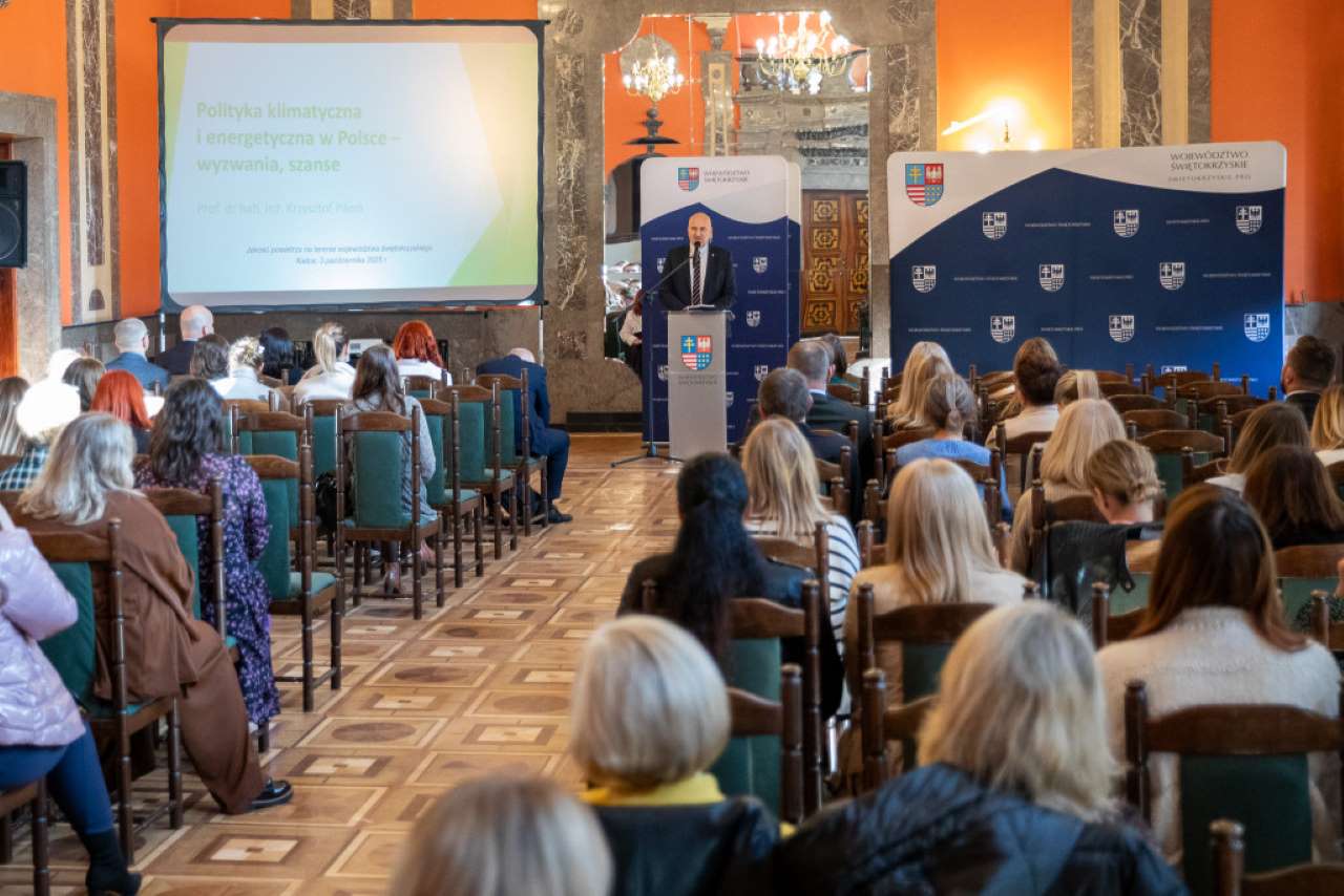 Rozmawiano o jakości powietrza na terenie województwa świętokrzyskiego W Wojewódzkim Domu Kultury w Kielcach rozmawiano dziś na temat polityki klimatyczno-energetycznej, jakości powietrza na terenie województwa świętokrzyskiego, a także wyzwań, jakie stawia Nowa Dyrektywa w sprawie jakości powietrza i czystszego powietrza dla Europy. Konferencję, zorganizowaną przez Urząd Marszałkowski Województwa Świętokrzyskiego, otworzył wicemarszałek Grzegorz Socha. W spotkaniu wzięło udział blisko 120 przedstawicieli świętokrzyskich gmin oraz powiatów. Podczas obrad poruszono zagadnienia związane z polityką klimatyczno-energetyczną oraz wyzwaniami stojącymi przed samorządami w kontekście Nowej Dyrektywy w sprawie jakości powietrza. Rozmawiano również na temat wyników najnowszej oceny jakości powietrza w województwie świętokrzyskim. W spotkaniu uczestniczyło prawie 120 przedstawicieli gmin oraz powiatów z regionu. Wśród prelegentów znaleźli się eksperci i praktycy, w tym prof. dr hab. inż. Krzysztof Pikoń z Politechniki Śląskiej, ekspert prawa ochrony środowiska dr Jędrzej Bujny, Piotr Łyczko z Ministerstwa Klimatu i Środowiska oraz Joanna Jędras, reprezentująca Główny Inspektorat Ochrony Środowiska.