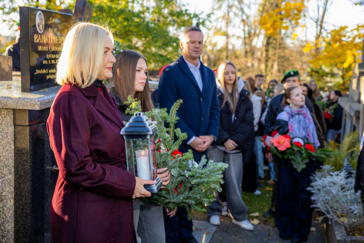 Przed Wszystkimi Świętymi składamy wraz z młodzieżą znicze i kwiaty na grobach kombatantów i społeczników