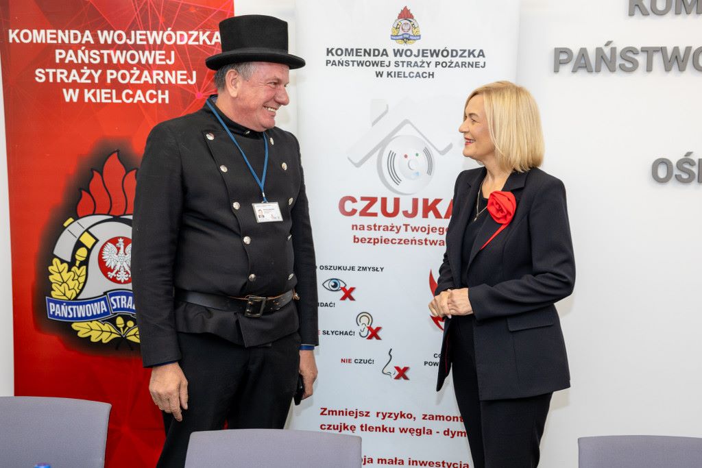 Blisko 3 tys. czujników dla seniorów i rodzin w potrzebie! Ochrona przed czadem i pożarem ze wsparciem Samorządu Województwa