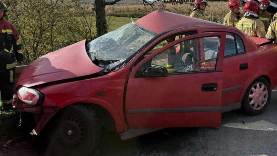 Zablokowana DW751 po zderzeniu dwóch samochodów – dwie osoby nie żyją