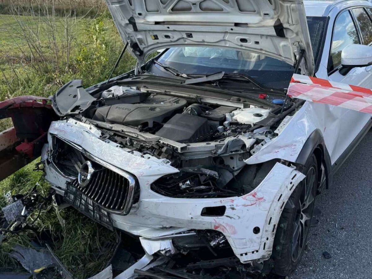 Zablokowana DW751 po zderzeniu dwóch samochodów – dwie osoby nie żyją