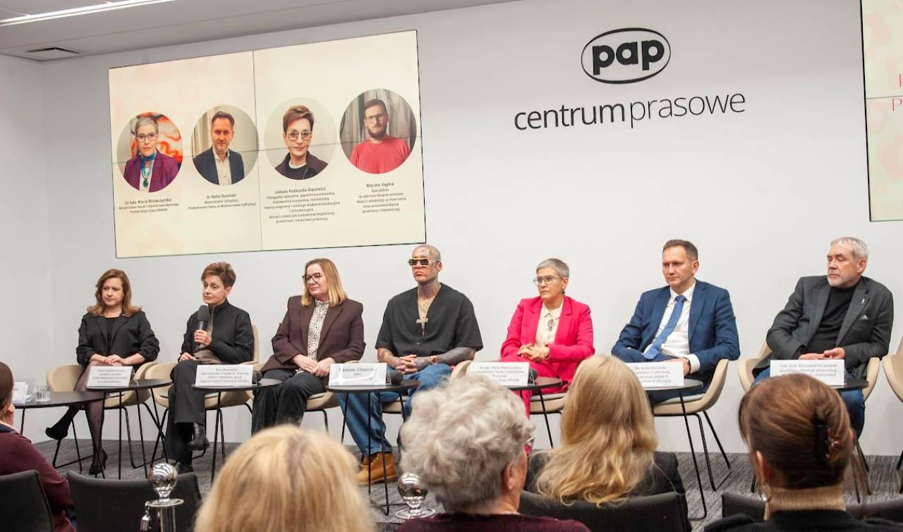 co trzeci nastolatek doświadczył przemocy w sieci